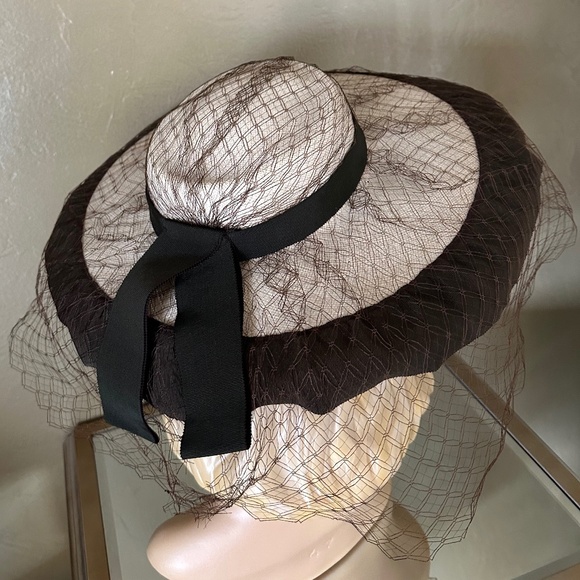 CHARISMATIC 1940s' NATURAL STRAW WIDE BRIM TILT HAT + VEIL + GROSGRAIN TRIM - Picture 5 of 11